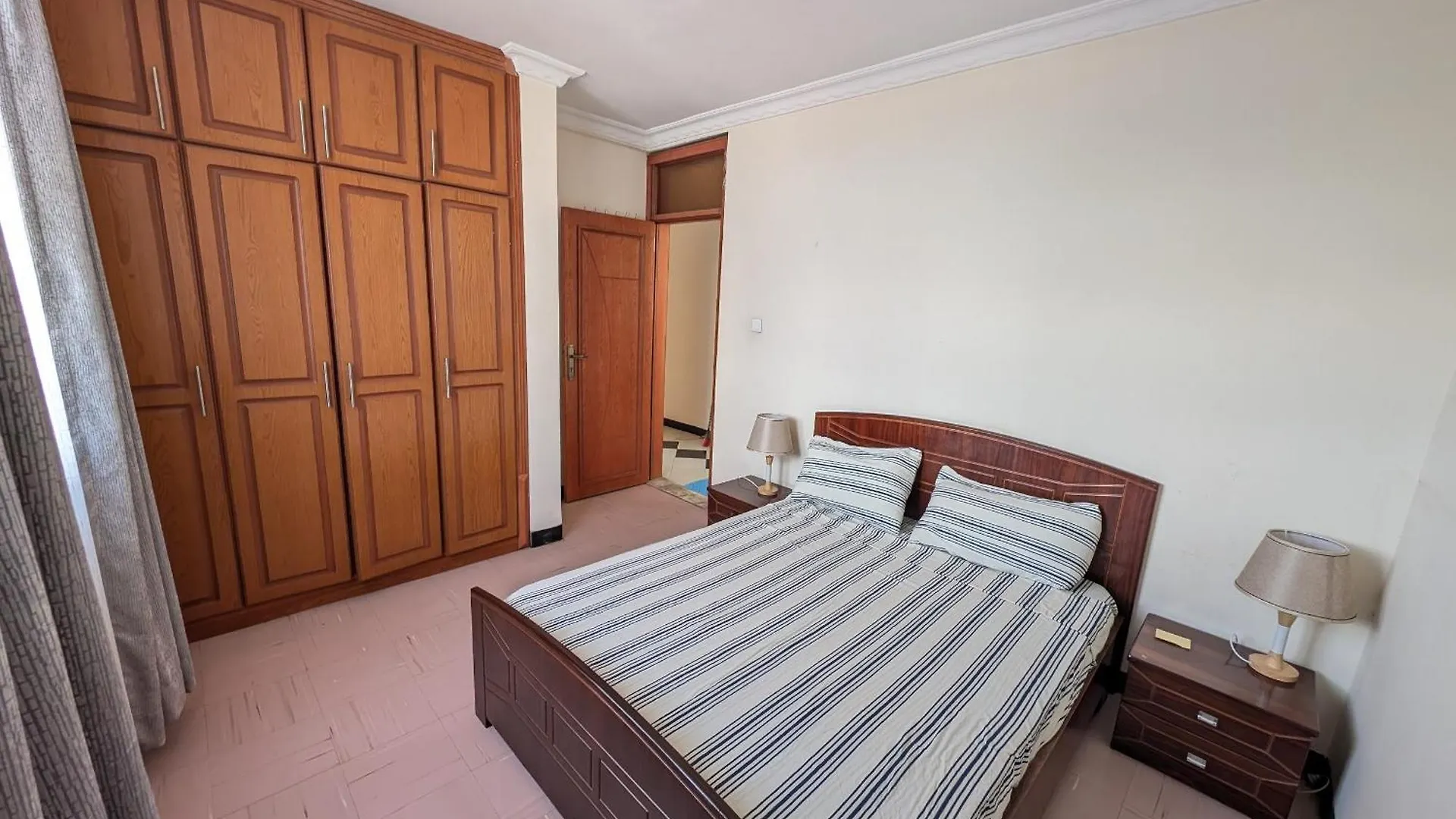 Appartamento Bright, Modern 2 Bedroom Apt - Secure & Close To Airport Addis Abeba